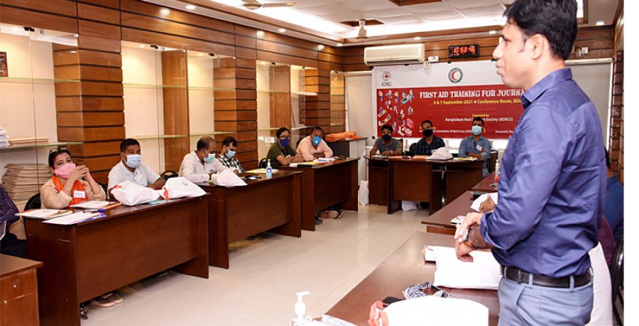 গণমাধ্যমকর্মীদের প্রাথমিক চিকিৎসা প্রশিক্ষণ দিল রেড ক্রিসেন্ট